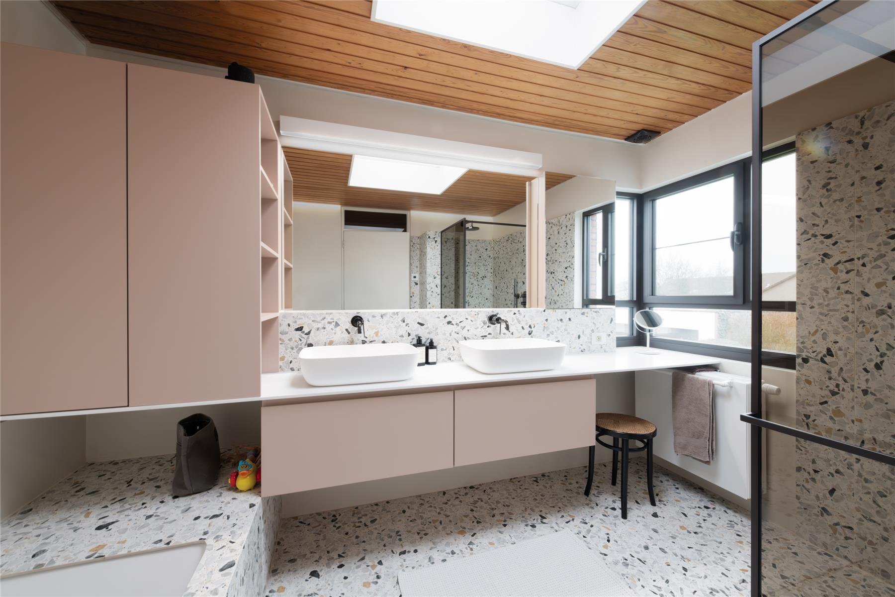 Badkamer op maat met moderne afwerking en dubbele wastafel, gerealiseerd door Interieur Van Gool