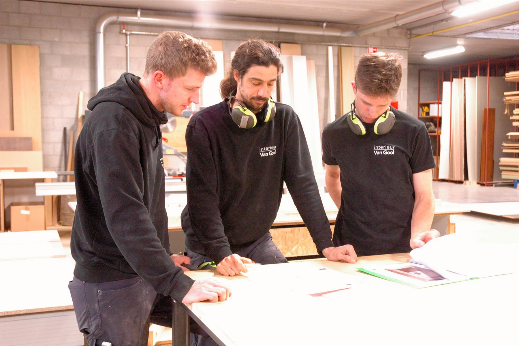 Vakmensen van Interieur Van Gool in overleg over een interieurproject op maat in hun atelier in Essen