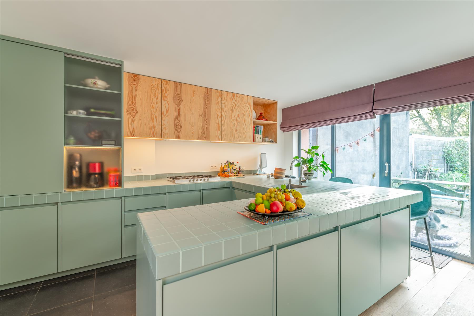 Keuken op maat met kookeiland en maatwerk keukenkasten door Interieur Van Gool