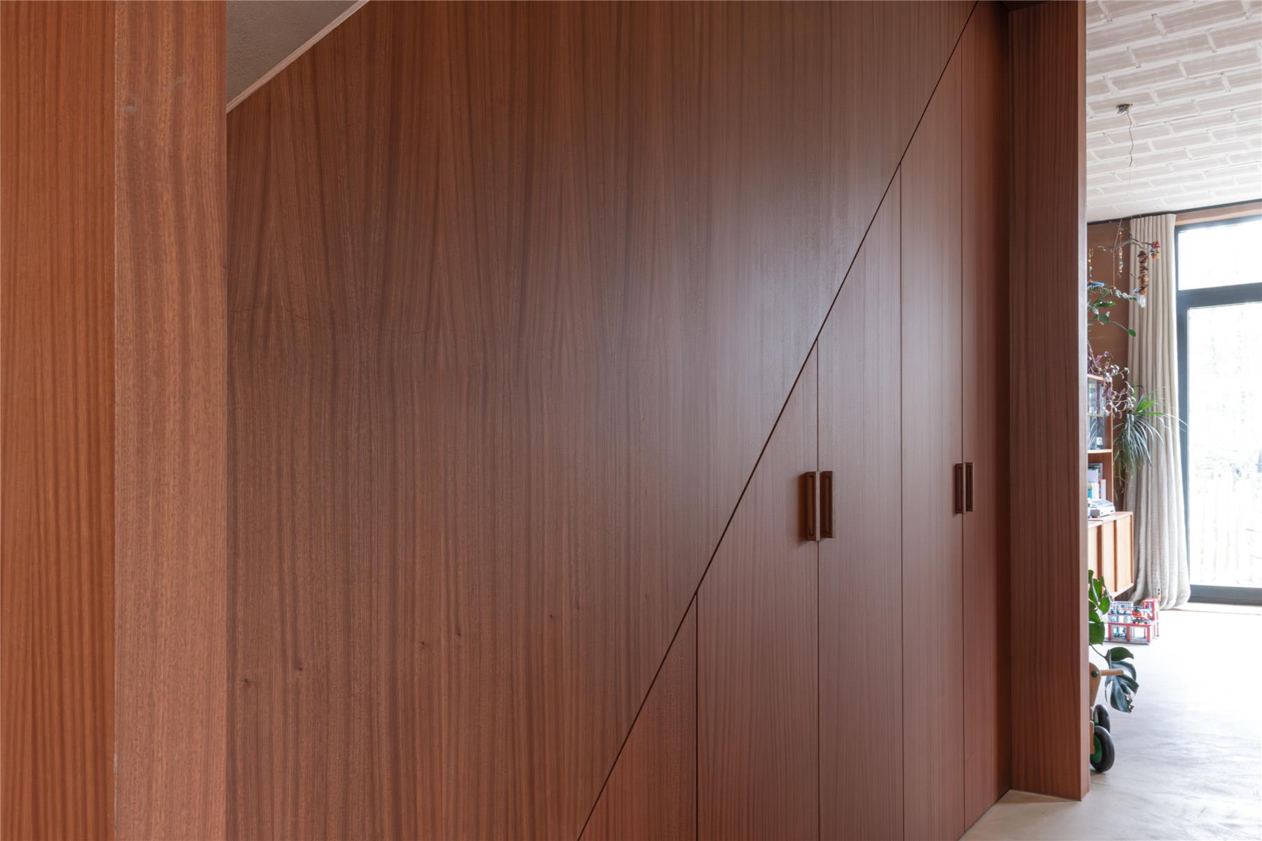 Kasten op maat met hoogwaardige houtafwerking en strakke integratie in de ruimte, gerealiseerd door Interieur Van Gool