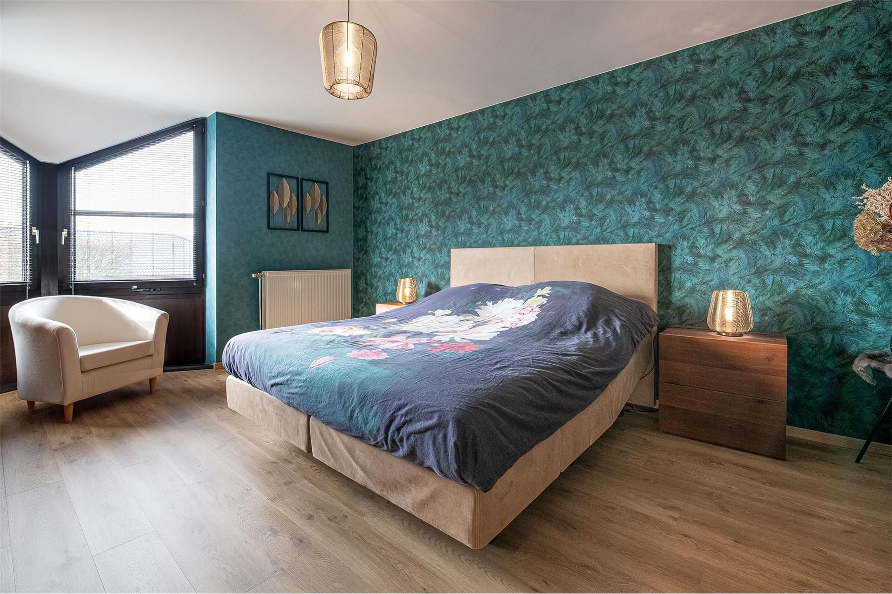 Slaapkamer op maat met warme materialen en stijlvolle afwerking, gerealiseerd door Interieur Van Gool