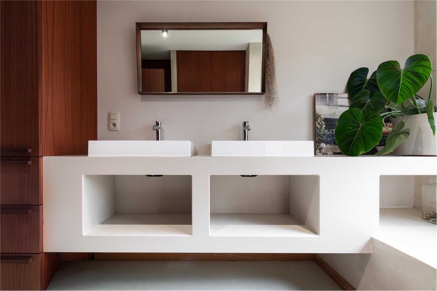 Functionele badkamer op maat met dubbele wastafel en open opbergruimte voor comfortabel dagelijks gebruik