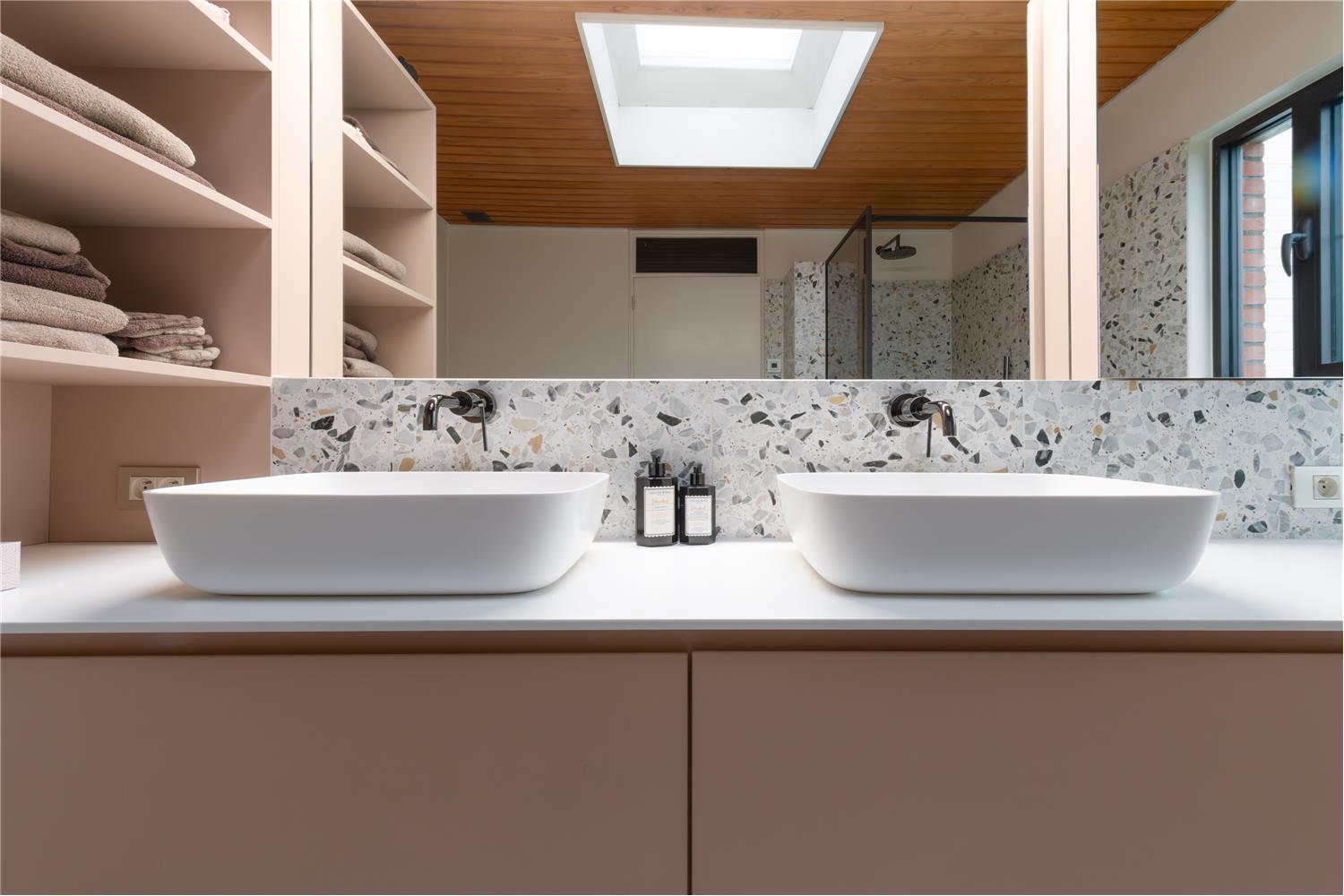 Badkamermeubel met terrazzo afwerking en warme houtaccenten voor een stijlvolle en duurzame uitstraling