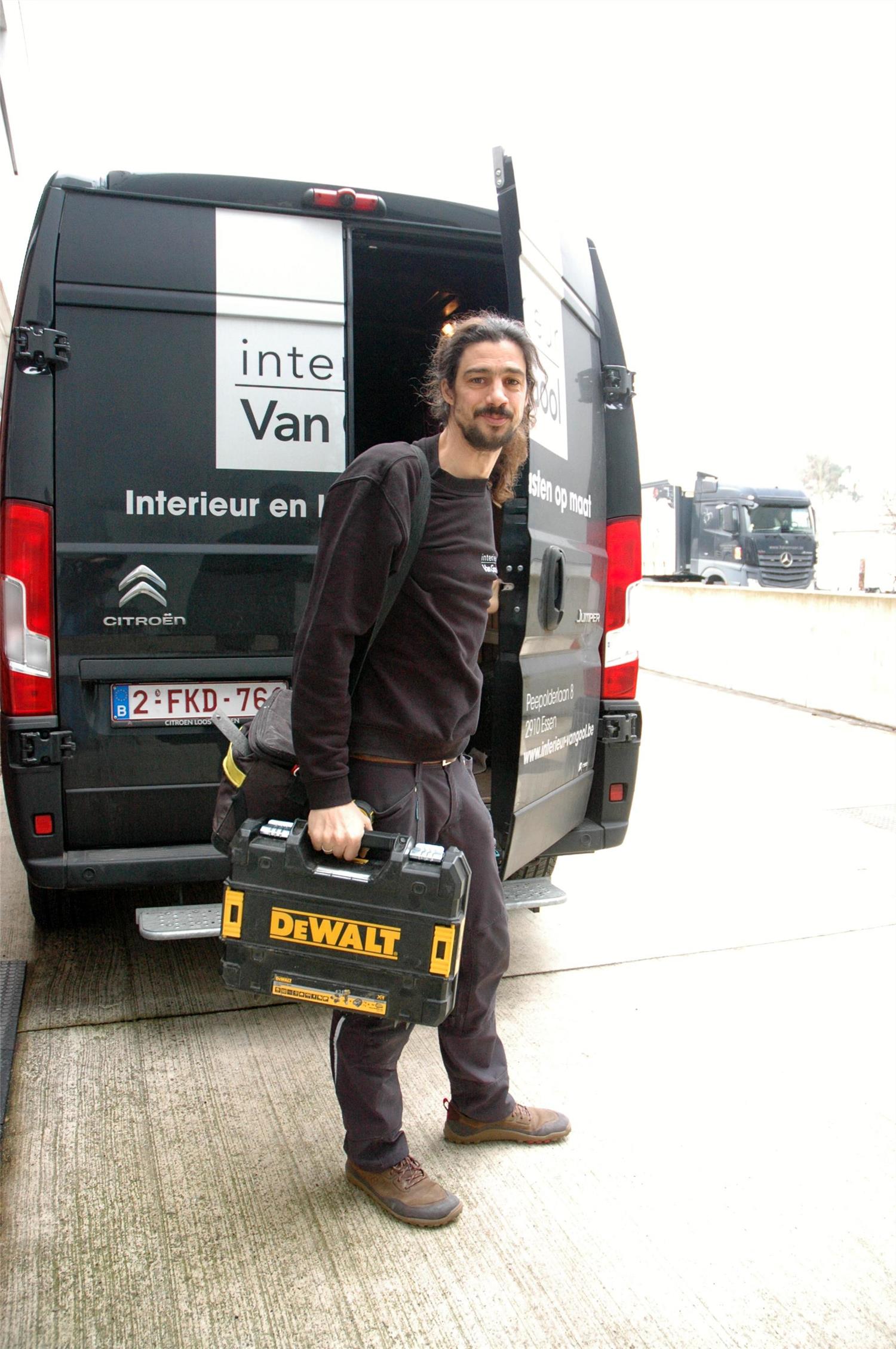 Zaakvoerder Flip Van Gool onderweg naar een klant voor plaatsing op maat