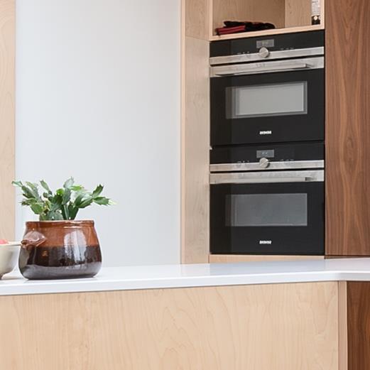 Ingebouwde oven en toestellen geïntegreerd in een maatwerk keuken