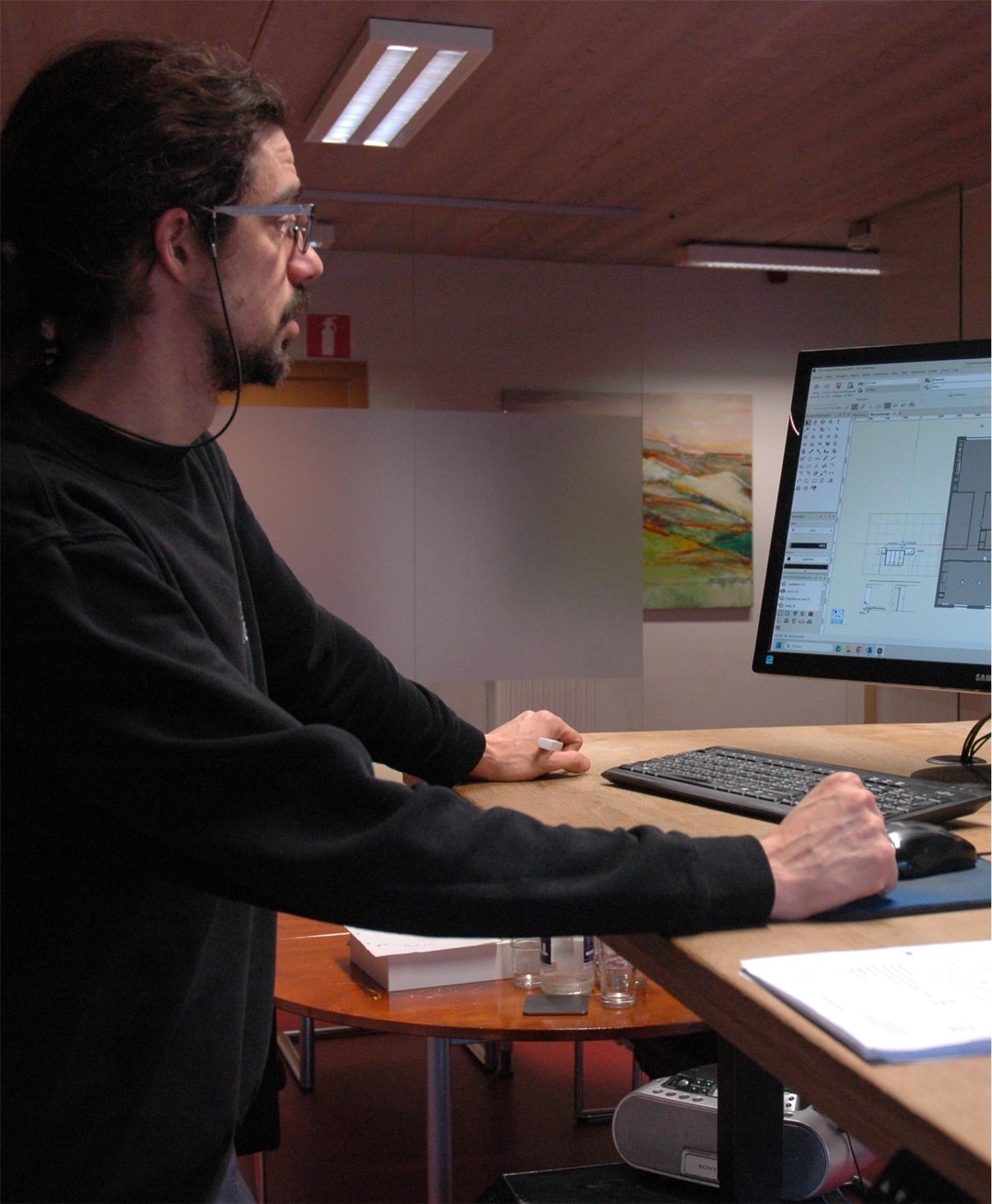 Flip Van Gool werkt in AutoCAD aan een interieurontwerp op maat voor een woning