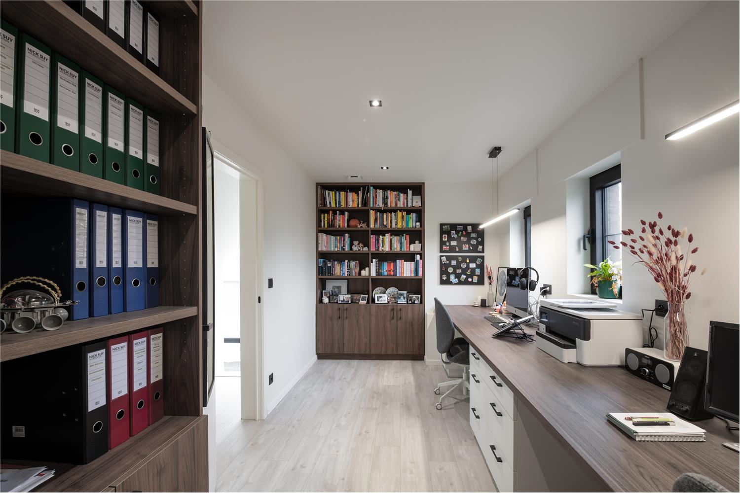 Kantoorinrichting op maat met bureau en kastenwand voor efficiënte werkplek