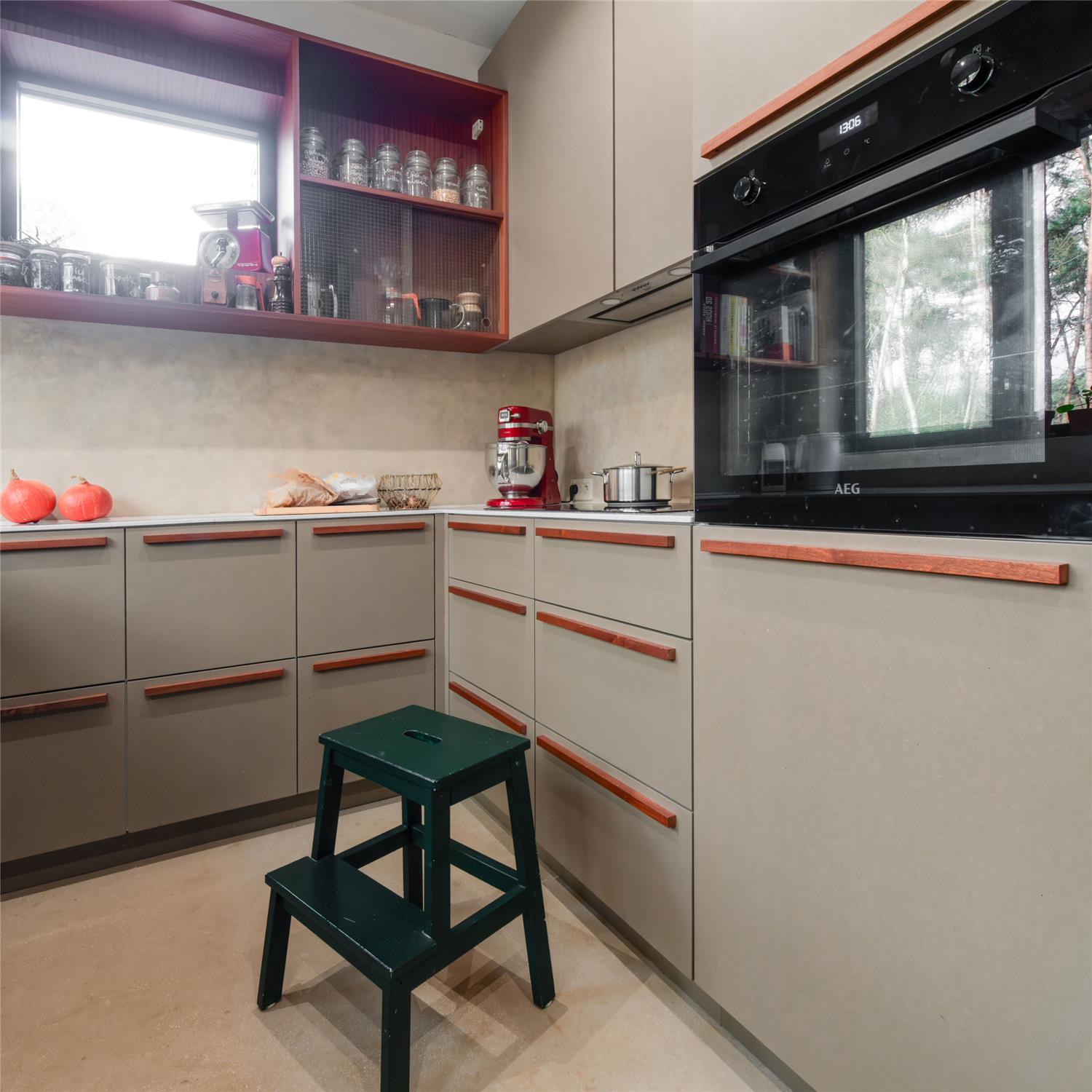 Ingebouwde oven en toestellen geïntegreerd in een maatwerk keuken