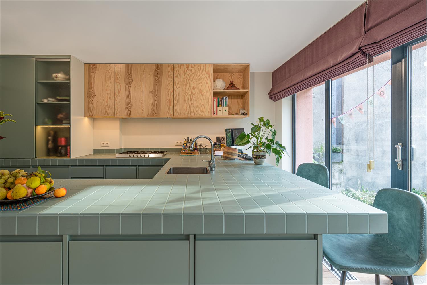 Keuken op maat met keramisch werkblad en geïntegreerde spoelbak