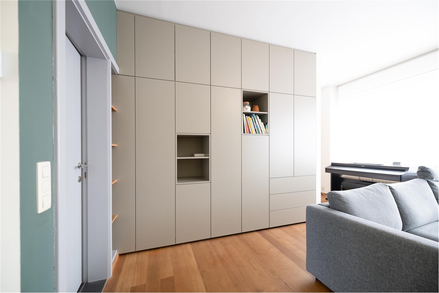Kast op maat in living als onderdeel van totaalproject met geïntegreerd interieur