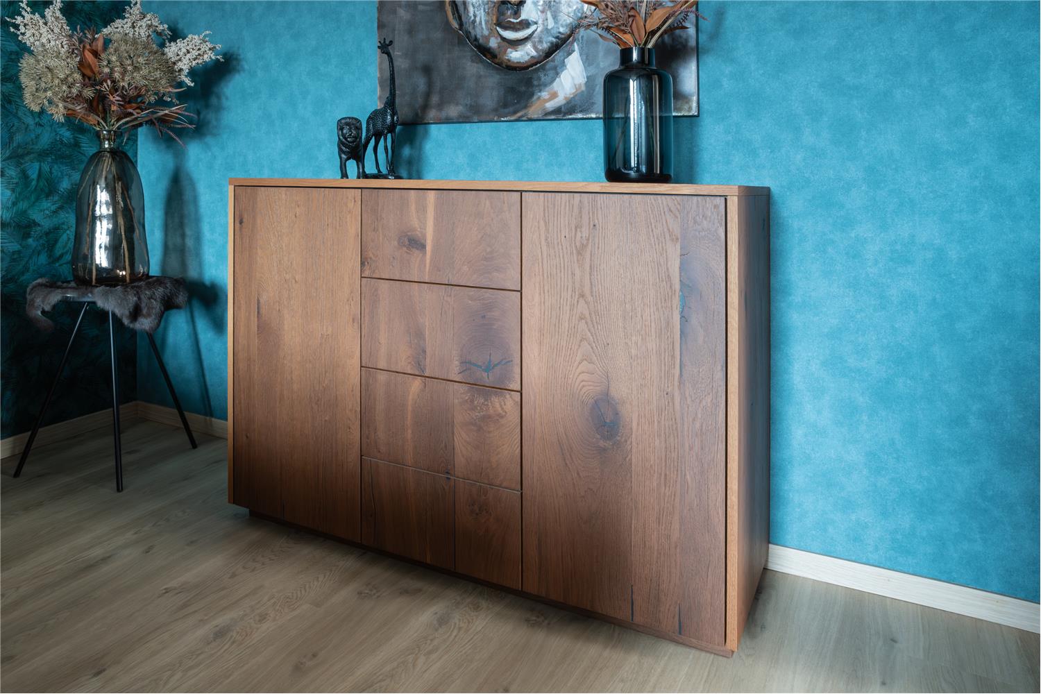 Maatkast in hout met hoogwaardige afwerking en zichtbare houtstructuur, volledig op maat gemaakt