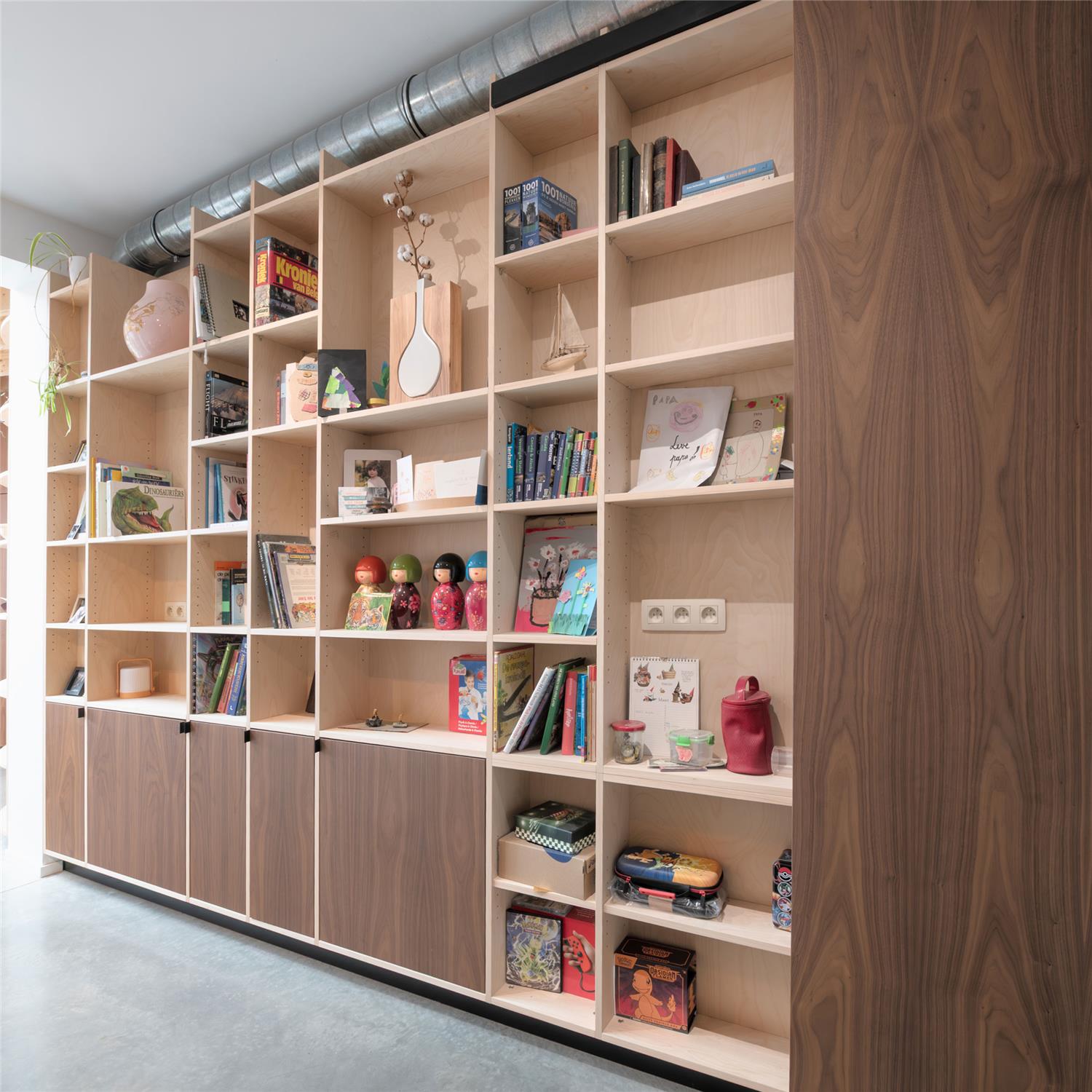 Maatkasten met combinatie van open vakken en gesloten deuren, flexibel, doordachte samenstelling