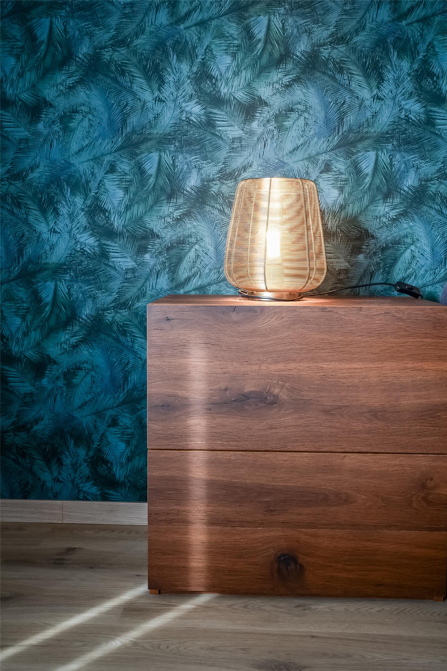 Maatwerk interieur met houten kast en sfeerverlichting