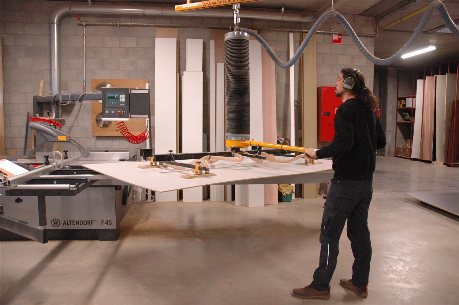 Interieur Van Gool bewerkt plaatmateriaal met moderne machines in het atelier