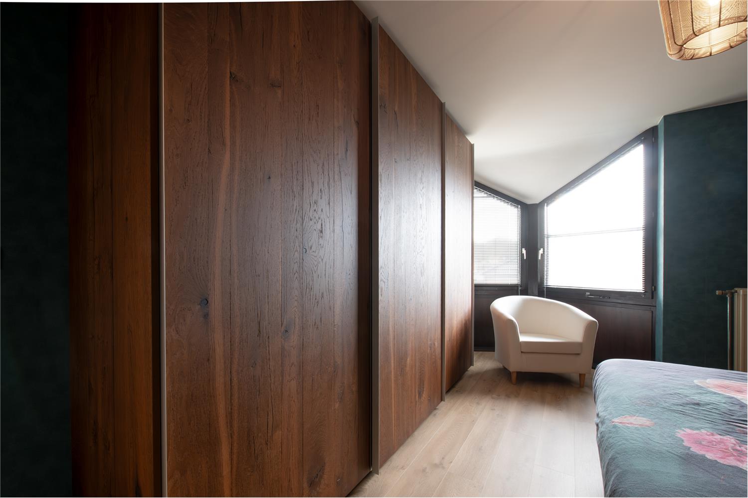 Slaapkamer op maat met kastenwand voor maximale opbergruimte en een rustige, functionele indeling