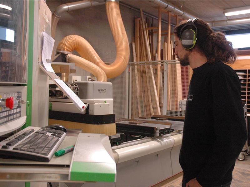 Zaakvoerder Flip Van Gool bedient een CNC-machine in het atelier