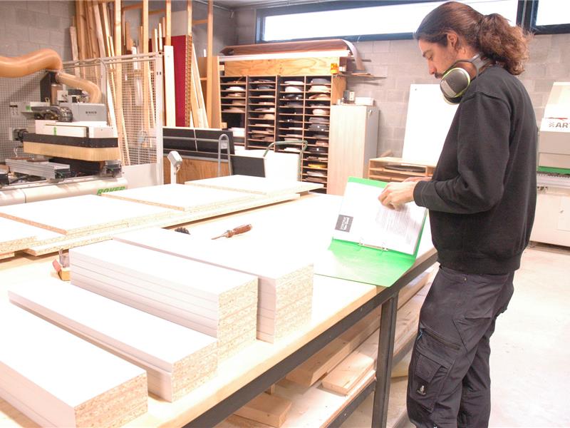 Flip Van Gool controleert plannen tijdens de werkvoorbereiding in het atelier