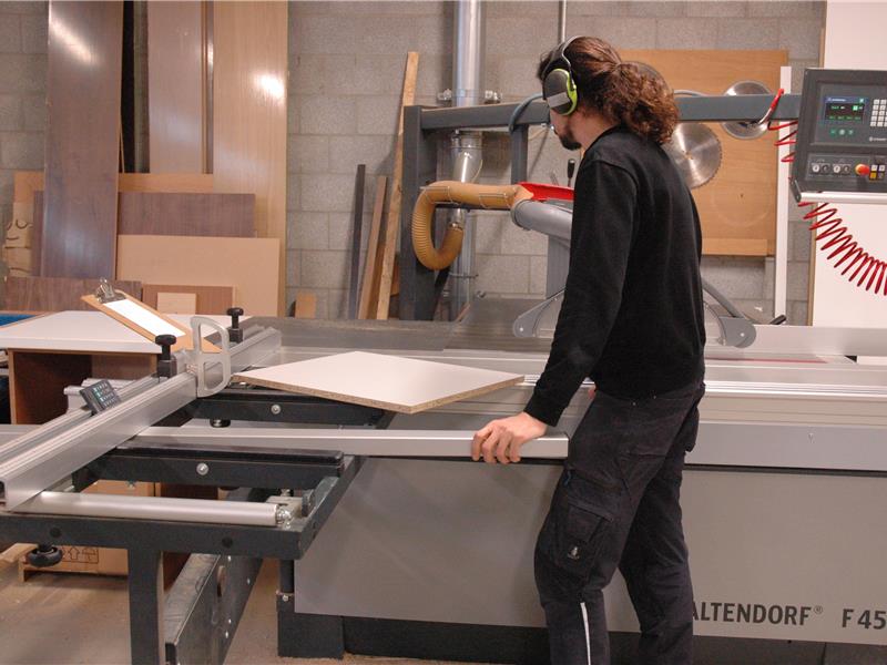 Flip Van Gool werkt aan een professionele zaagmachine