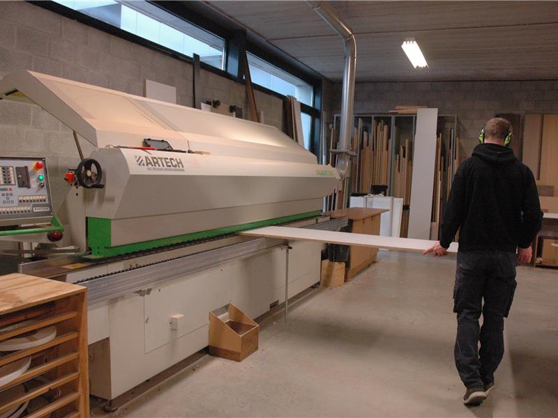 Medewerker van Interieur Van Gool bewerkt plaatmateriaal in het atelier