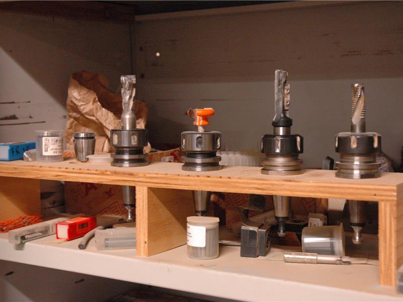 Detailfoto van professioneel gereedschap en freeskoppen in het atelier van Interieur Van Gool