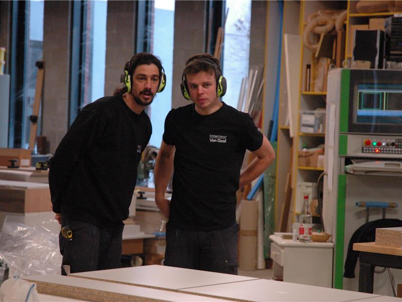 Teamoverleg in het atelier van Interieur Van Gool