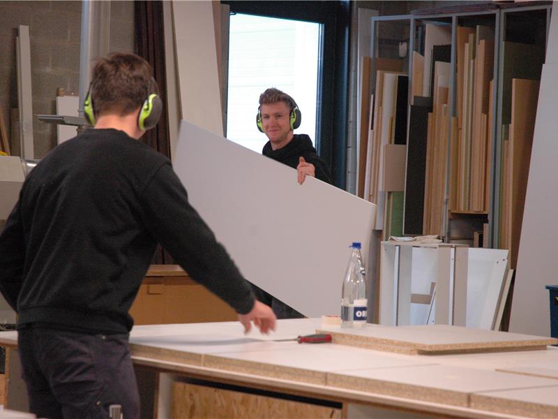 Team van Interieur Van Gool verwerkt plaatmateriaal in het atelier
