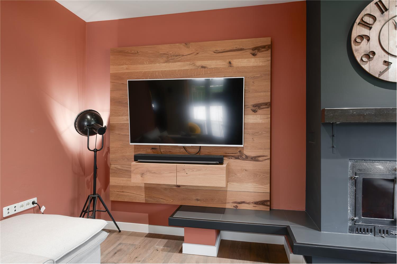 Nieuw interieur met TV-meubel op maat geïntegreerd in haardwand binnen een totaalproject bij renovatie