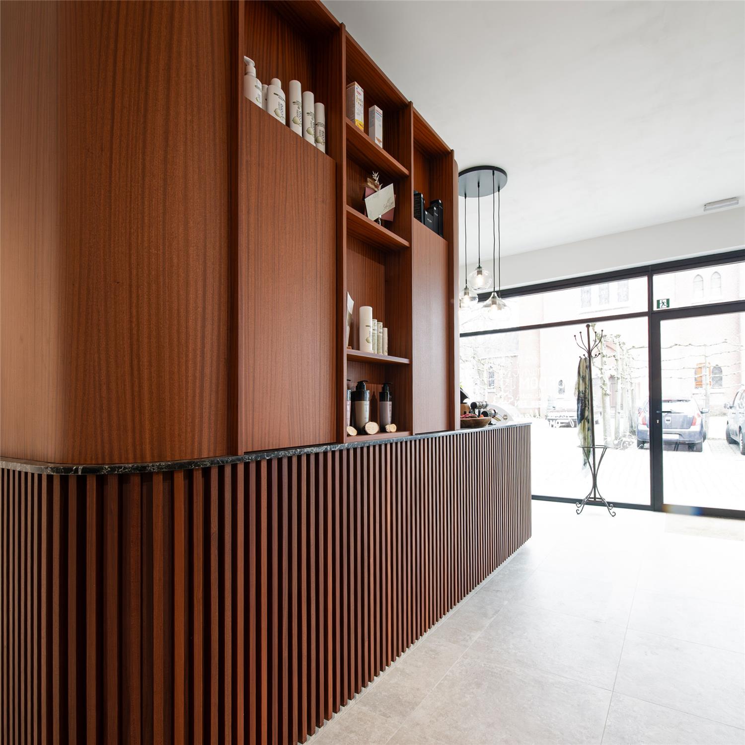 Winkelinrichting op maat met toonbank en displaymeubel voor optimale productpresentatie